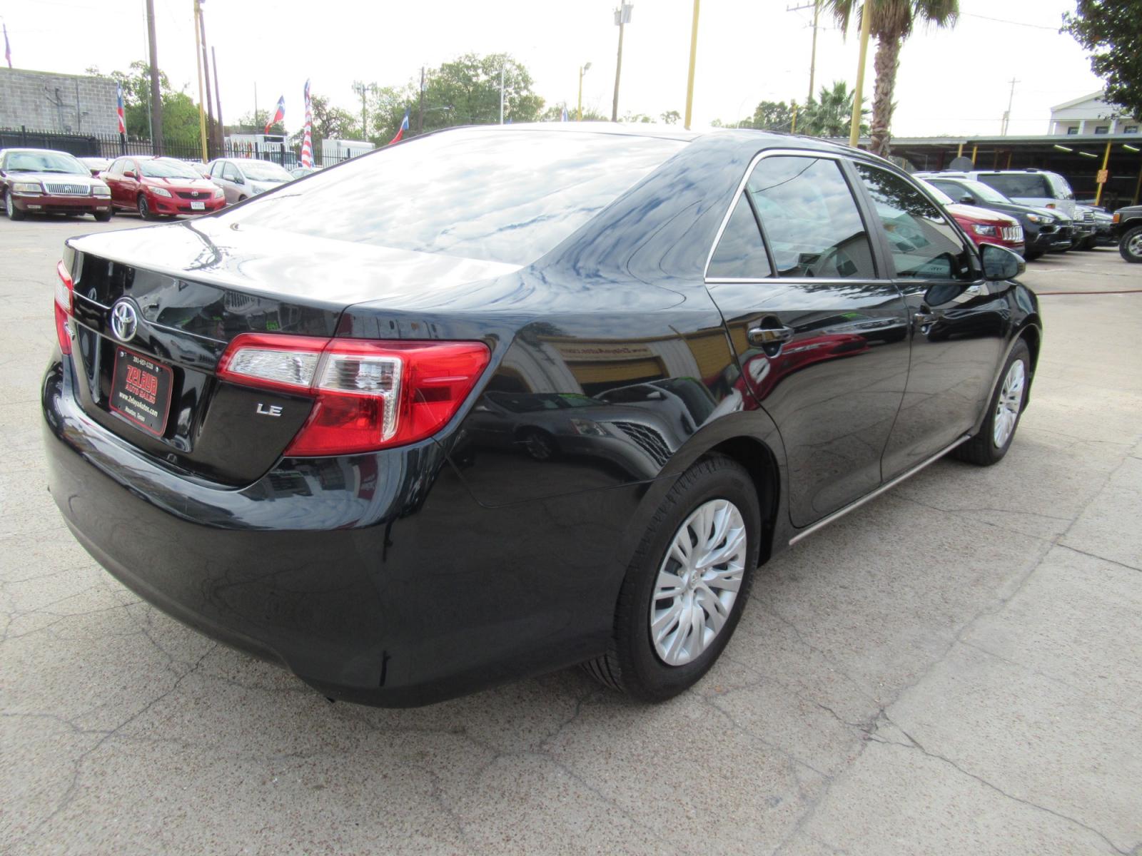 2013 Blue /Tan Toyota Camry LE (4T4BF1FKXDR) with an 4 Cylinder engine, Automatic transmission, located at 1511 North Shepherd Dr., Houston, TX, 77008, (281) 657-1221, 29.798361, -95.412560 - 2013 TOYOTA CAMRY L VIN: 4T4BF1FKXDR321369 4 T 4 B F 1 F K X D R 3 2 1 3 6 9 SEDAN 4 DR 2.5L I4 F DOHC 16V GASOLINE FRONT WHEEL DRIVE - Photo #15